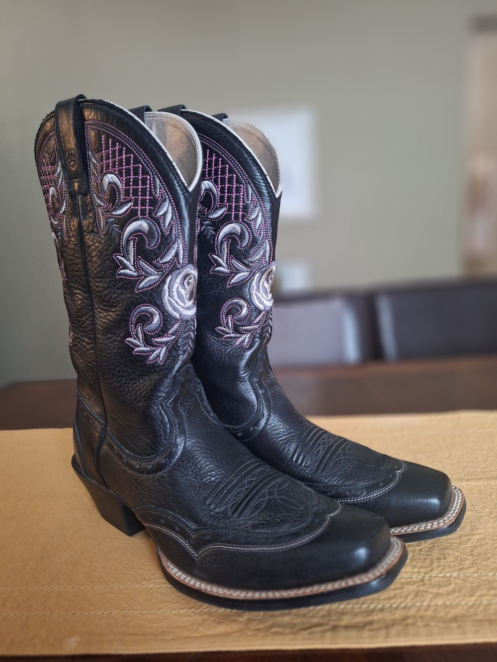 🪻 Ariat Women’s Black Leather Cowboy Boots Purple Embroidered Rose 8.5 - Picture 14 of 14